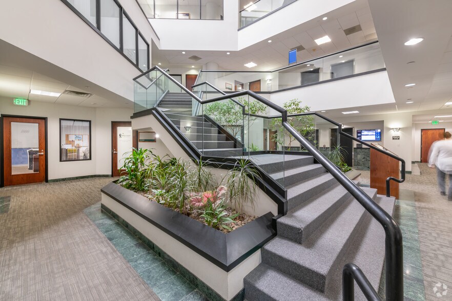 92 Montvale Ave, Stoneham, MA à louer - Photo de l’immeuble – Image 3 sur 6