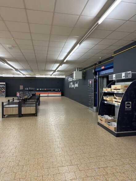 Local commercial dans Torcy à louer - Photo intérieure – Image 2 sur 10
