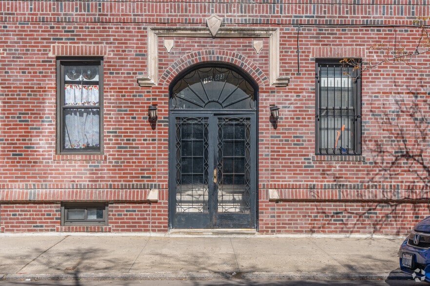 996 Cypress Ave, Ridgewood, NY à vendre - Photo de l’immeuble – Image 2 sur 4