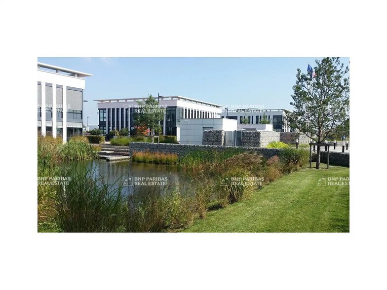 Bureau dans Élancourt à louer - Photo principale – Image 1 sur 26