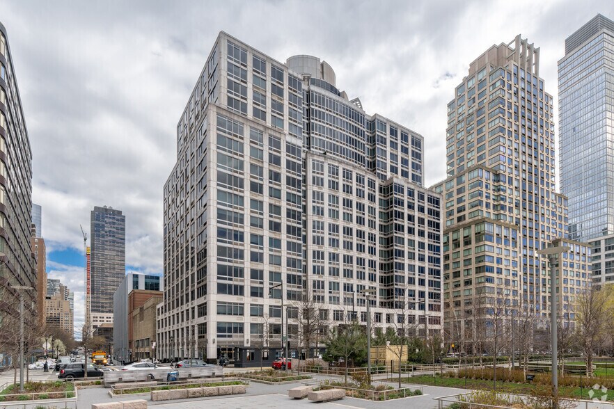 100 Riverside Blvd, New York, NY à louer - Photo de l’immeuble – Image 1 sur 8