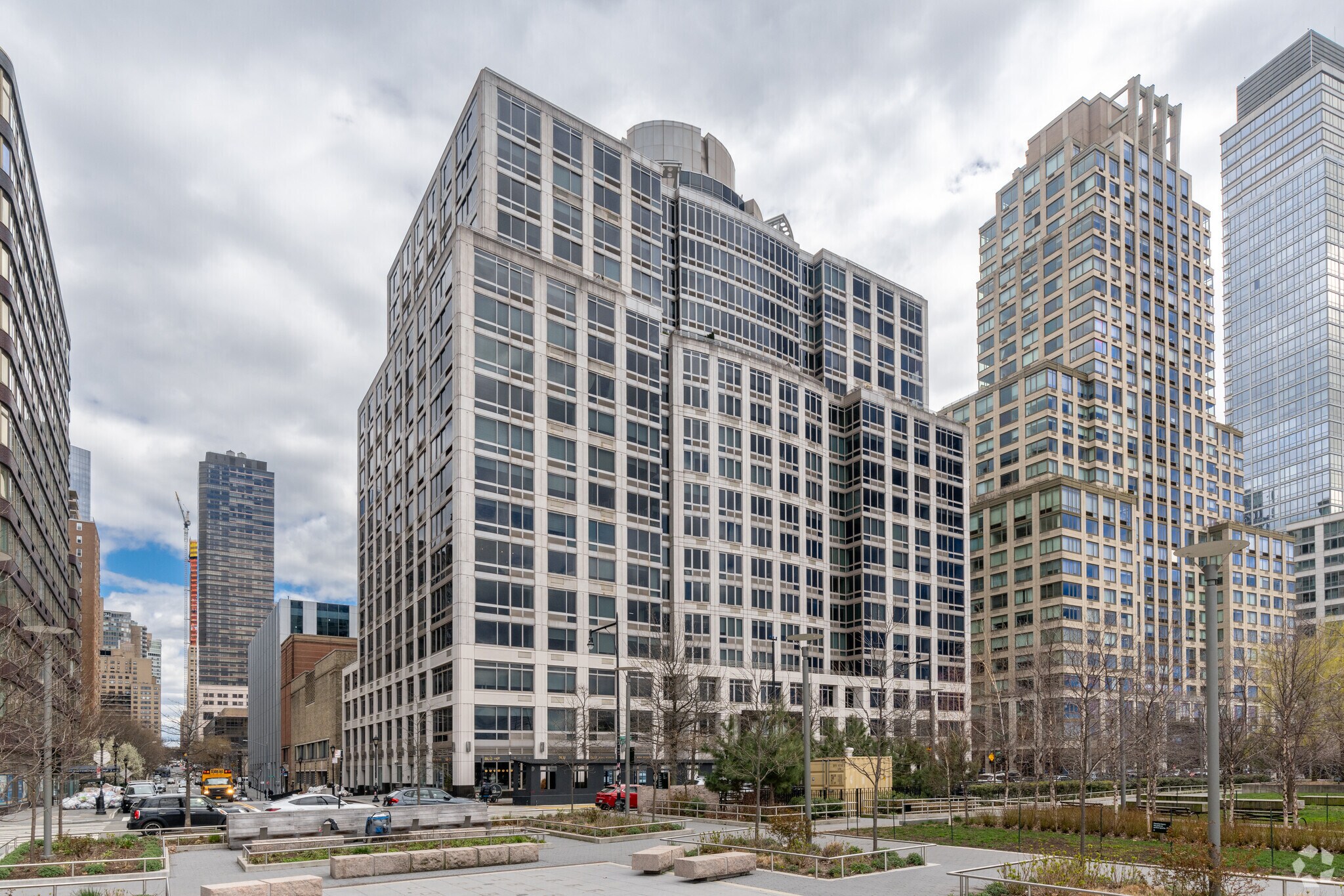 100 Riverside Blvd, New York, NY à louer Photo de l’immeuble– Image 1 sur 9
