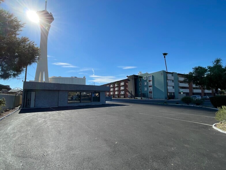 530 E St Louis Ave, Las Vegas, NV à louer - Photo de l’immeuble – Image 1 sur 5
