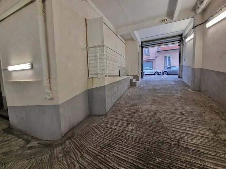 Industriel/Logistique dans Nice à louer - Photo de l’immeuble – Image 1 sur 7