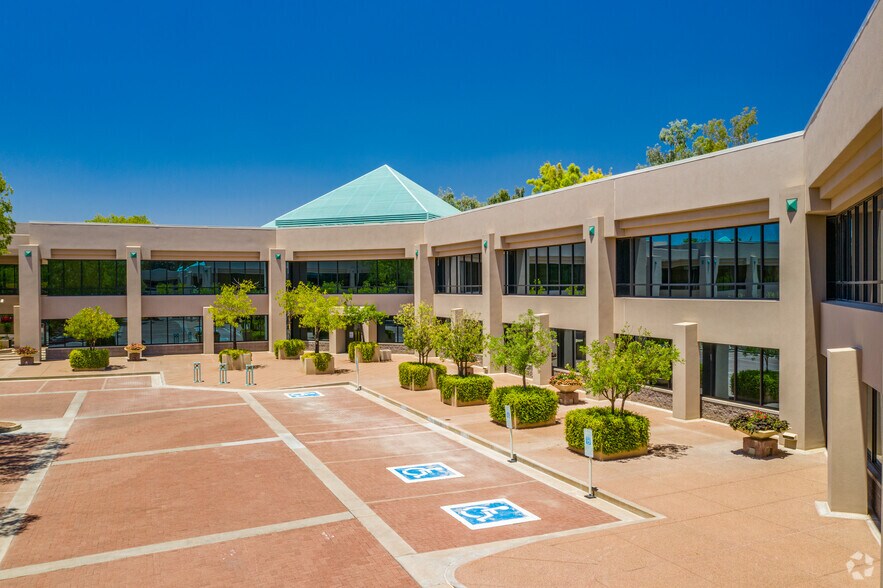 8877 N Gainey Center Dr, Scottsdale, AZ à louer - Photo de l’immeuble – Image 3 sur 7