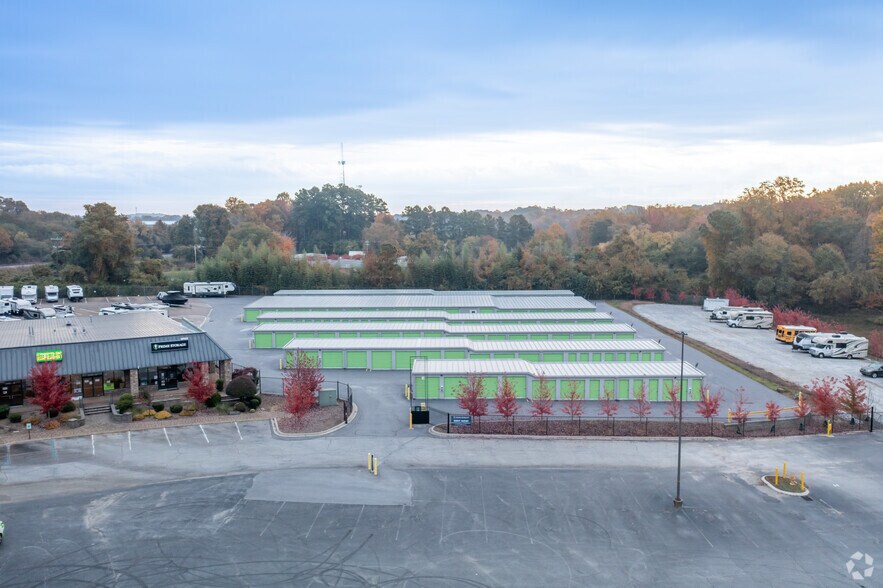 3146 Wade Hampton Blvd, Taylors, SC à louer - Photo de l’immeuble – Image 1 sur 6