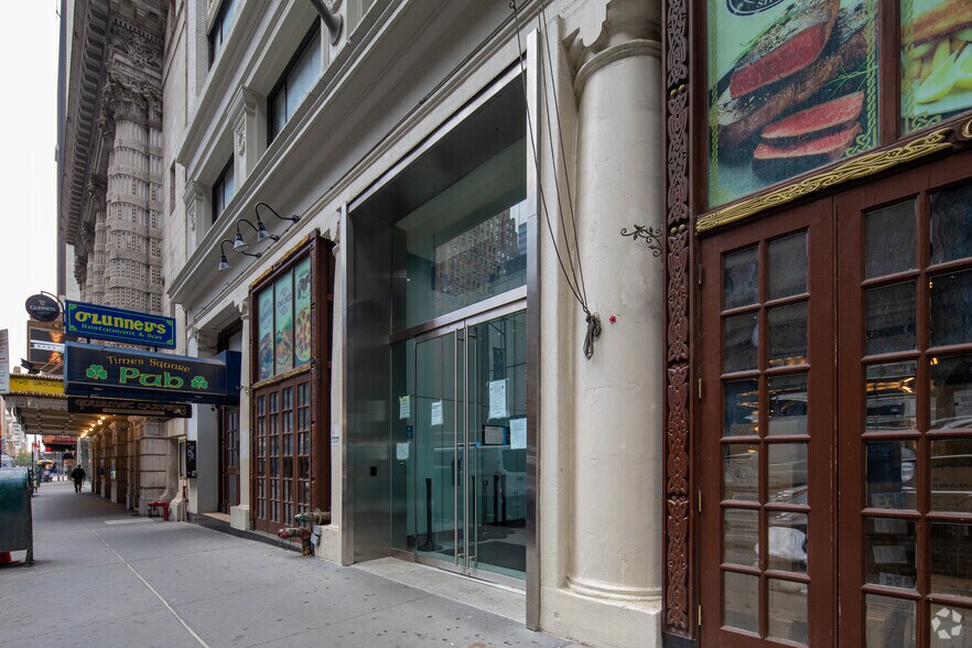 145 W 45th St, New York, NY à louer - Photo de l’immeuble – Image 3 sur 11