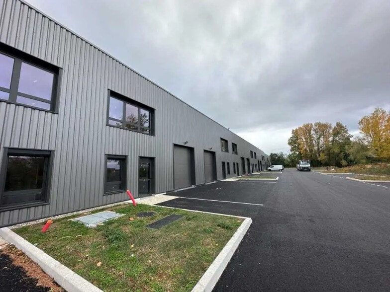 225 Avenue Des Marronniers, Bourgoin-Jallieu à louer - Photo de l’immeuble – Image 2 sur 21