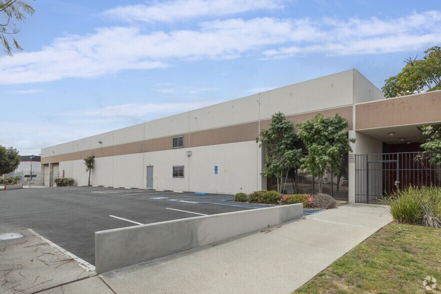 18737 S Reyes Ave, East Rancho Dominguez, CA à vendre - Photo de l’immeuble – Image 1 sur 68