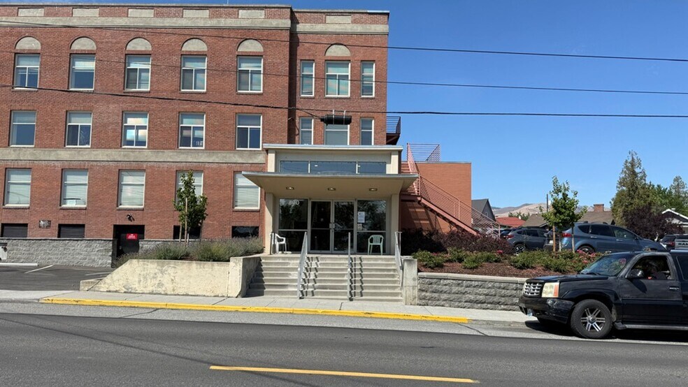 300 S Okanogan Ave, Wenatchee, WA à louer - Photo de l’immeuble – Image 1 sur 11