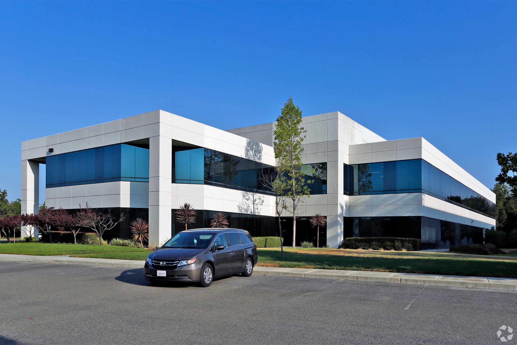 302 Enzo Dr, San Jose, CA à louer Photo de l’immeuble– Image 1 sur 9