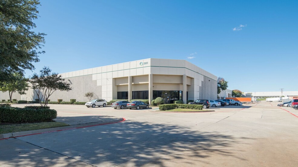 2951 N Great Southwest Pky, Grand Prairie, TX à louer - Photo de l’immeuble – Image 1 sur 6