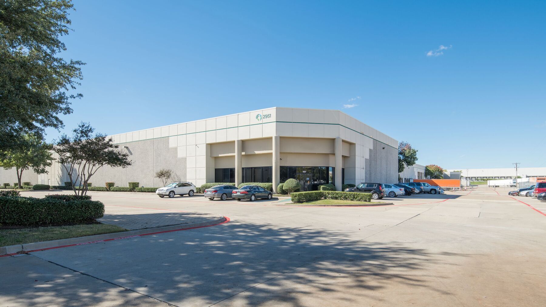 2951 N Great Southwest Pky, Grand Prairie, TX à louer Photo de l’immeuble– Image 1 sur 7
