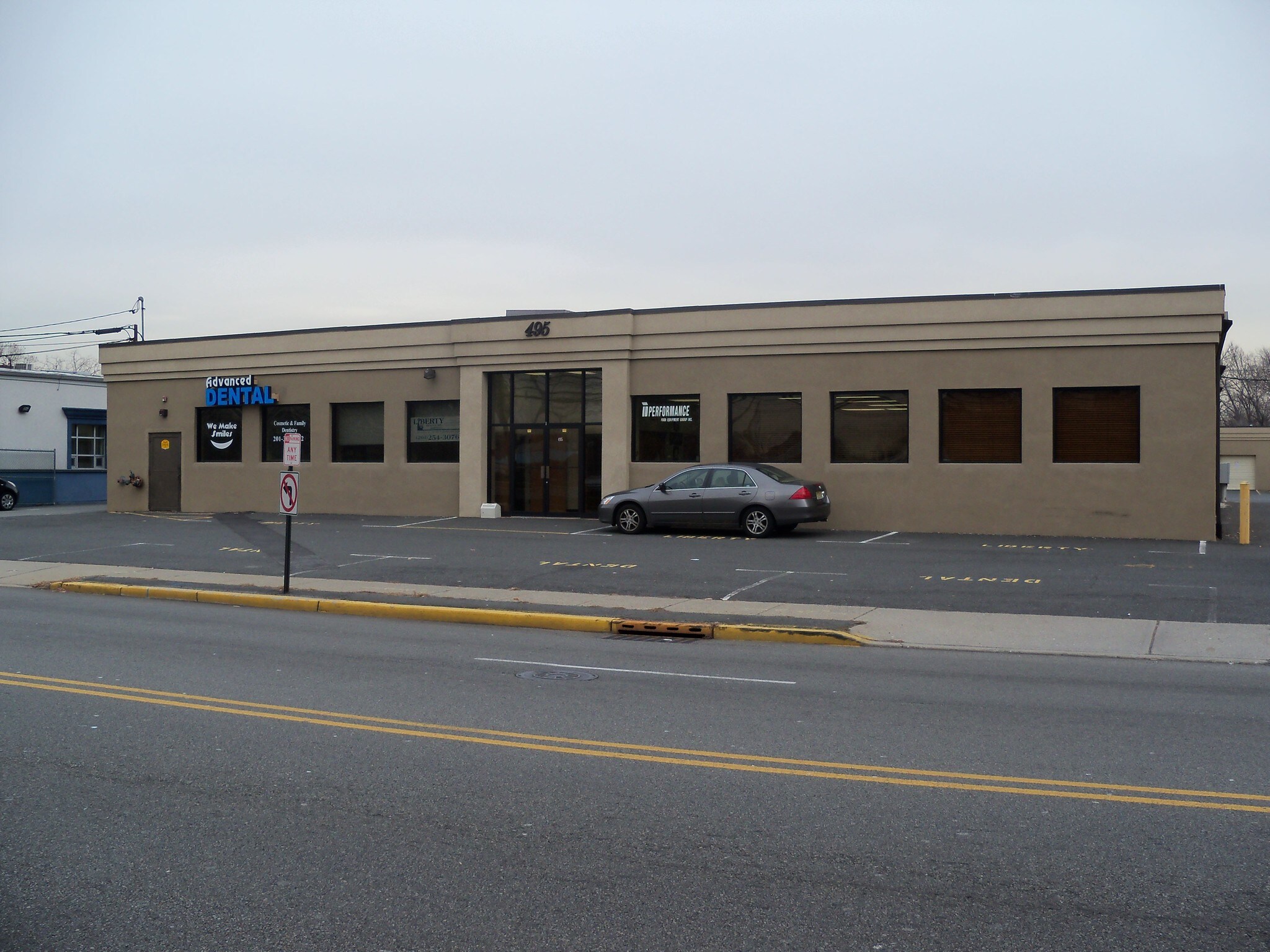 495 Mola Blvd, Elmwood Park, NJ à louer Photo de l’immeuble– Image 1 sur 13