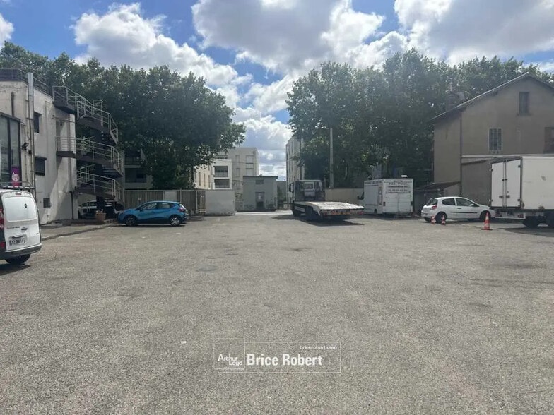 Bureau dans Vaulx-en-Velin à louer - Photo de l’immeuble – Image 2 sur 3