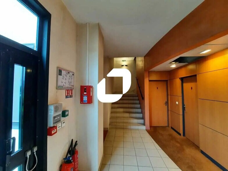 Local d’activités dans Villebon-sur-Yvette à louer - Hall d’entrée – Image 2 sur 19