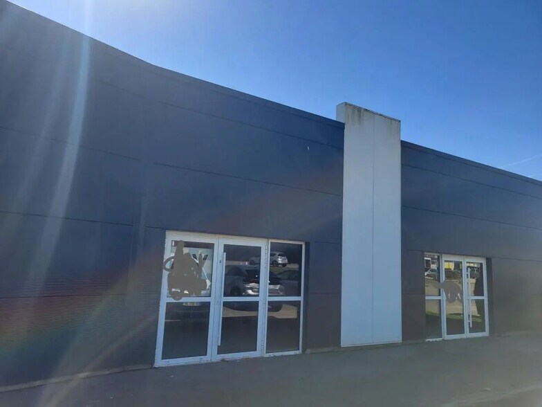 Local d’activités dans Baud à louer - Photo de l’immeuble – Image 1 sur 4