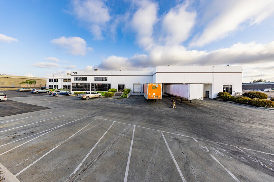 7545 Carroll Rd, San Diego, CA à louer - Photo de l’immeuble – Image 3 sur 21