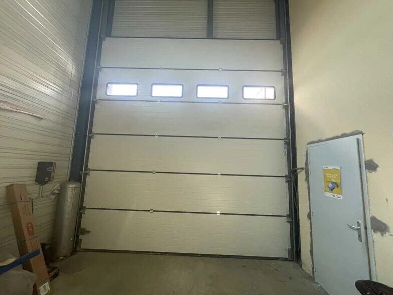 Bureau dans Allonne à louer - Photo intérieure – Image 2 sur 9