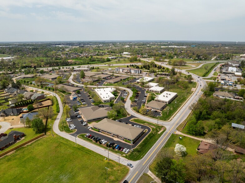 1005 Beau Terre Dr, Bentonville, AR à louer - Photo principale – Image 1 sur 20