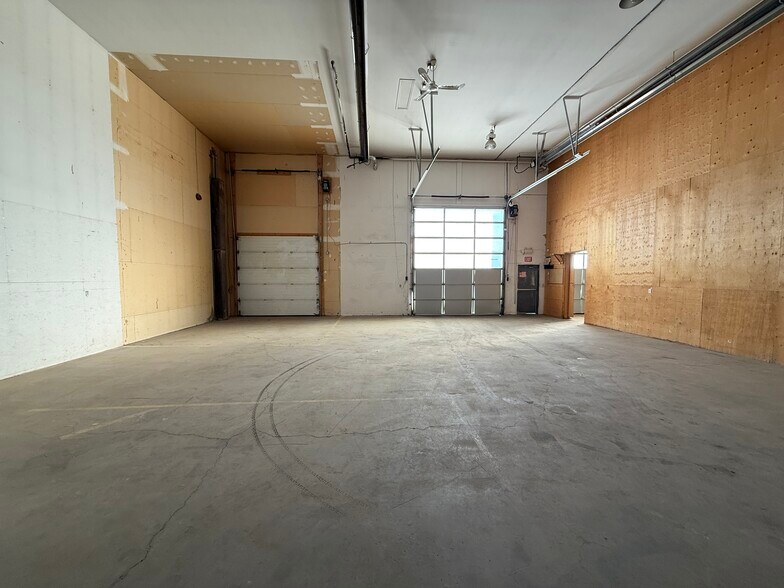 6817 52 Ave, Red Deer, AB à louer - Photo de l’immeuble – Image 3 sur 11