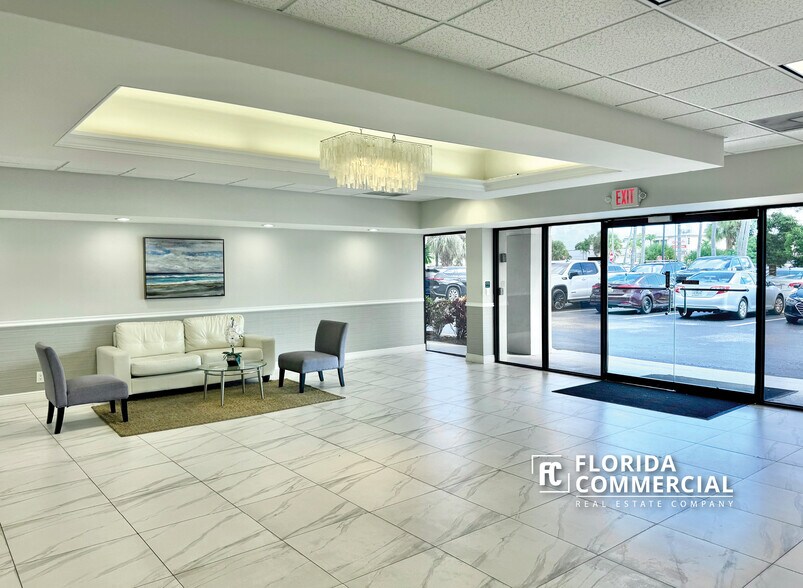 900 SE Federal Hwy, Stuart, FL à louer - Hall d’entrée – Image 3 sur 7