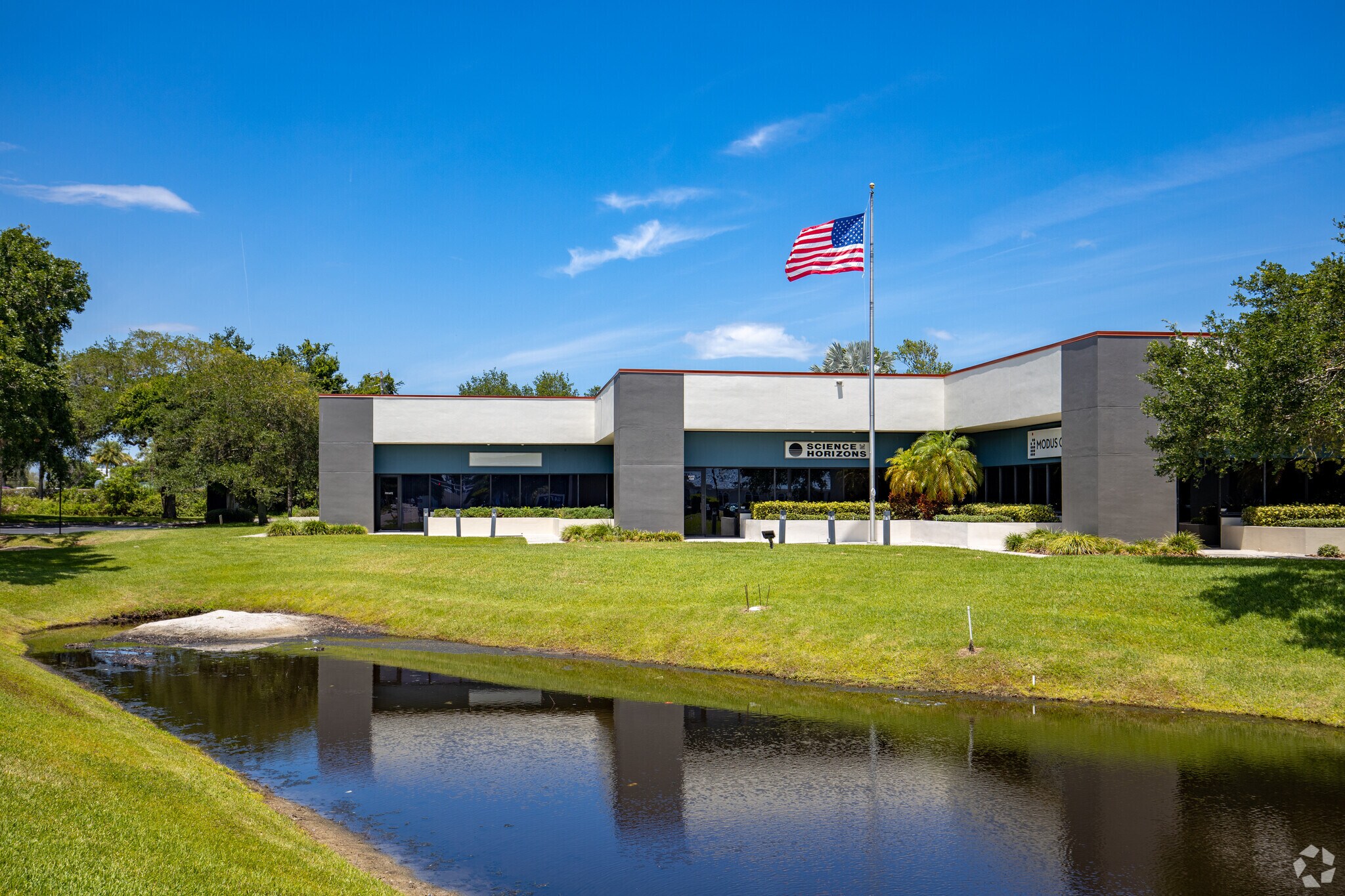 1333-1335 Gateway Dr, Melbourne, FL à louer Photo principale– Image 1 sur 21