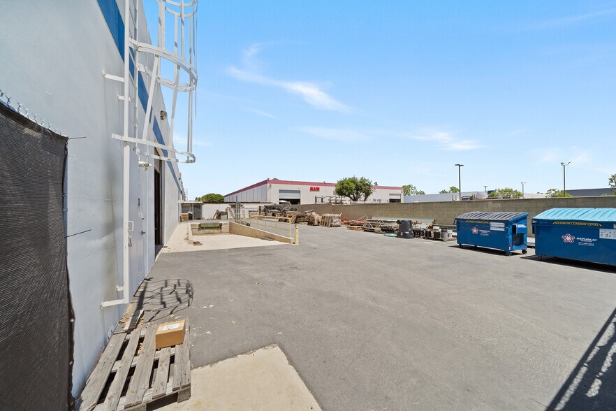 3701 W Carriage Dr, Santa Ana, CA à louer - Photo de l’immeuble – Image 3 sur 5