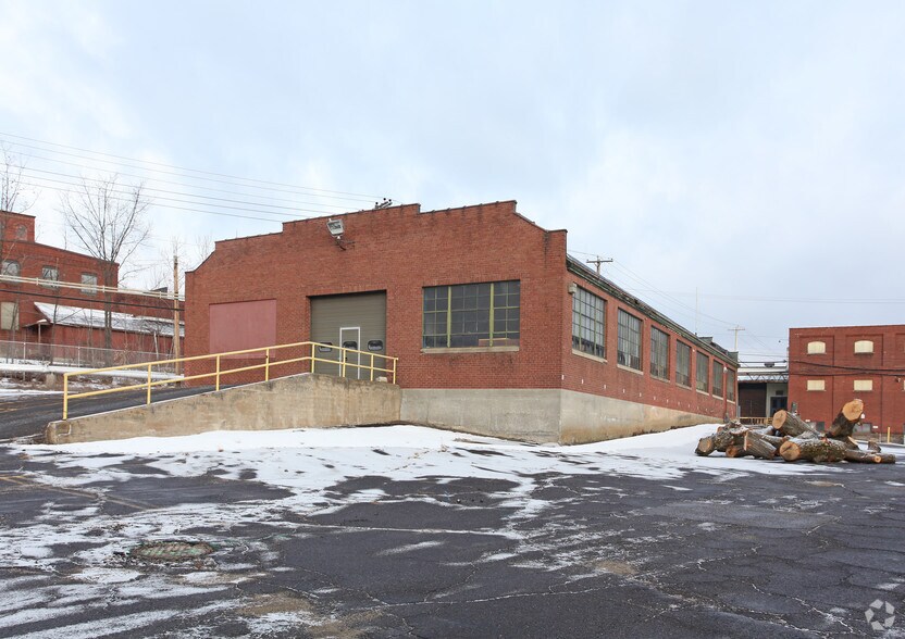 217 Field St, Torrington, CT à vendre - Photo principale – Image 1 sur 8