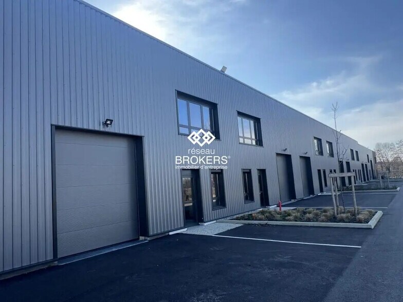 Local d'activités dans Bourgoin-Jallieu à vendre - Photo de l’immeuble – Image 1 sur 20
