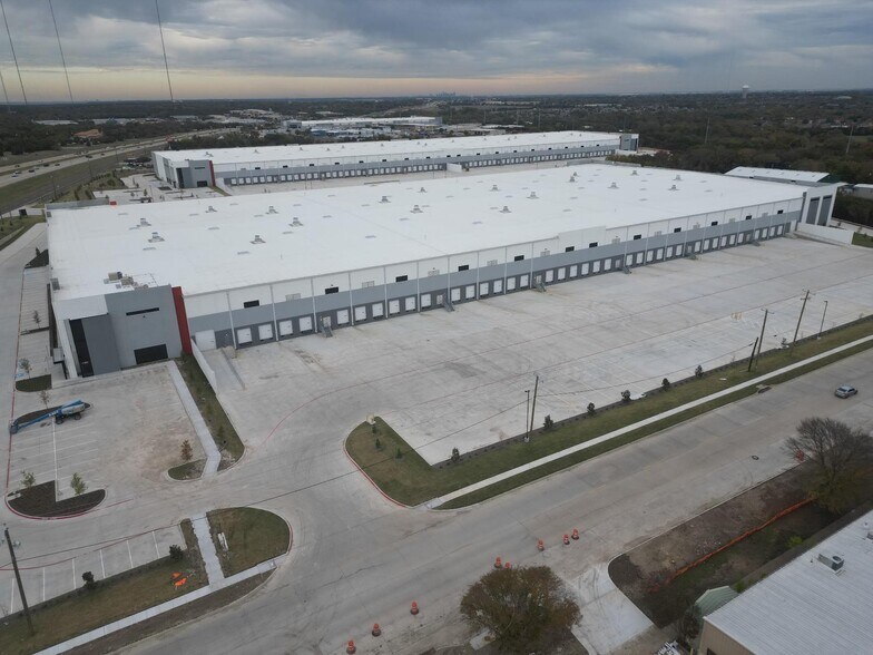 1300 S J Elmer Weaver Fwy, Cedar Hill, TX à louer - Photo de l’immeuble – Image 3 sur 9