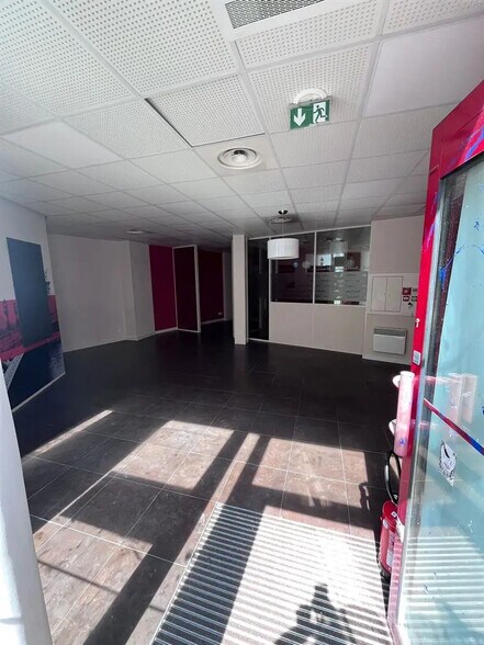 Local commercial dans Paris à louer - Photo de l’immeuble – Image 3 sur 7