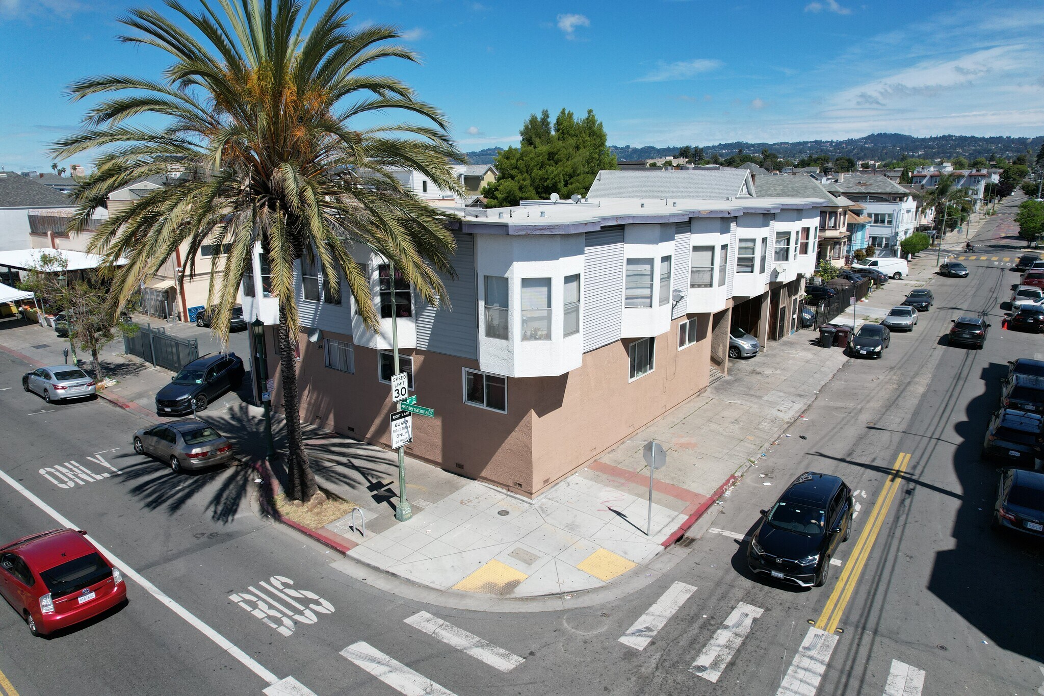 848 International Blvd, Oakland, CA à vendre Photo principale– Image 1 sur 12