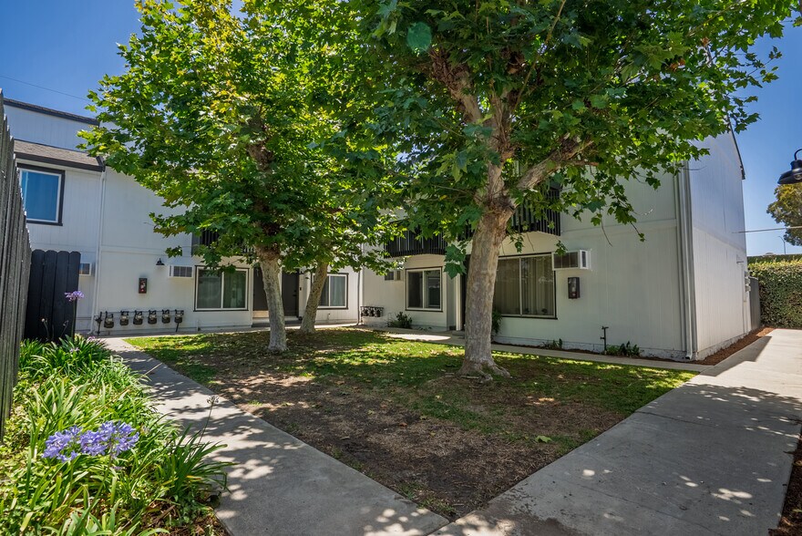 8402 Larson Ave, Garden Grove, CA à vendre - Photo de l’immeuble – Image 3 sur 3
