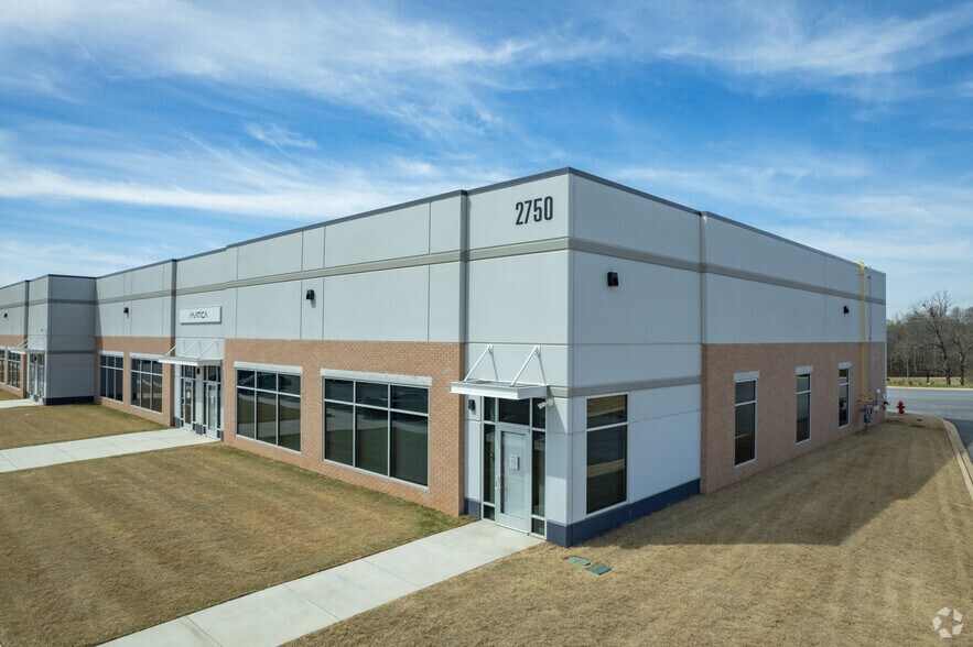2750 S Highway 14, Greer, SC à louer - Photo principale – Image 1 sur 16