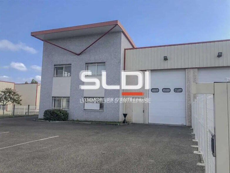Local d’activités dans Chassieu à louer - Photo de l’immeuble – Image 1 sur 8