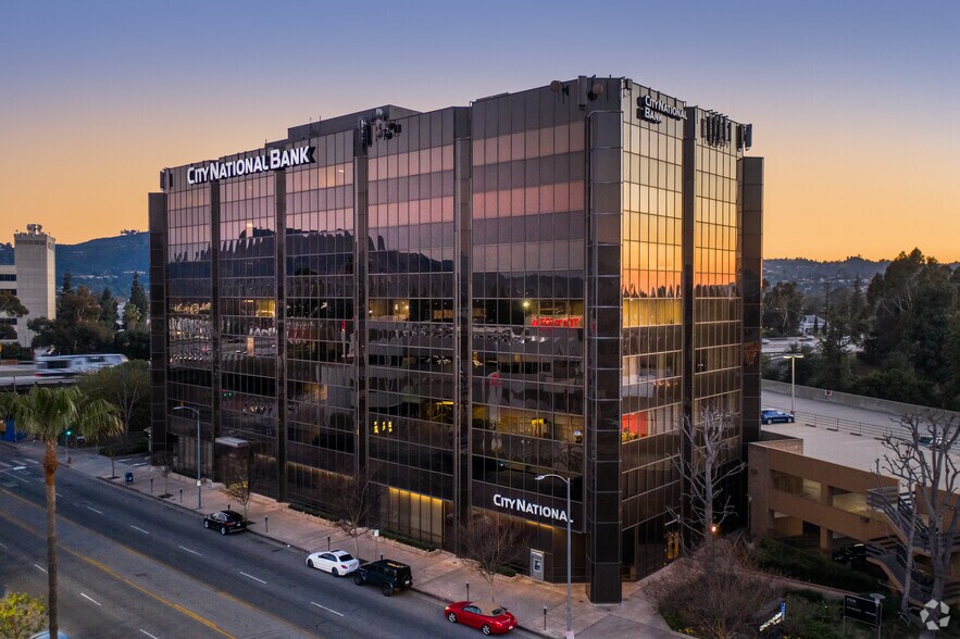 4605 Lankershim Blvd, North Hollywood, CA à louer - Photo principale – Image 1 sur 16
