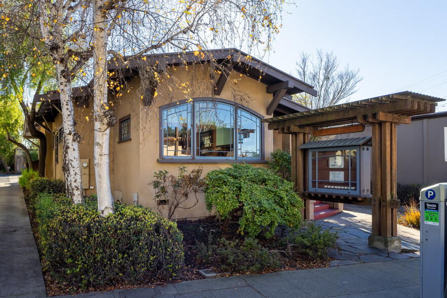 1714 Solano Ave, Berkeley, CA à louer - Photo de l’immeuble – Image 2 sur 27