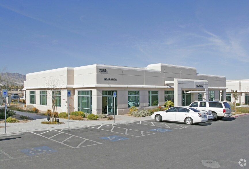 7381 Prairie Falcon Rd, Las Vegas, NV à louer - Photo de l’immeuble – Image 2 sur 52