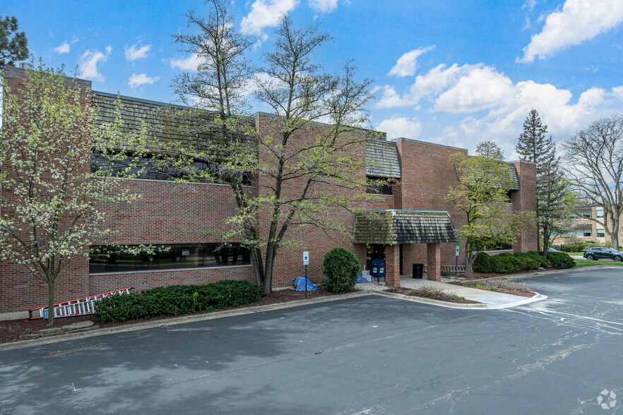 333 W Chestnut St, Hinsdale, IL à louer - Photo principale – Image 1 sur 5