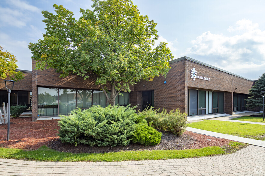 80 Galaxy Blvd, Toronto, ON à louer - Photo principale – Image 1 sur 9