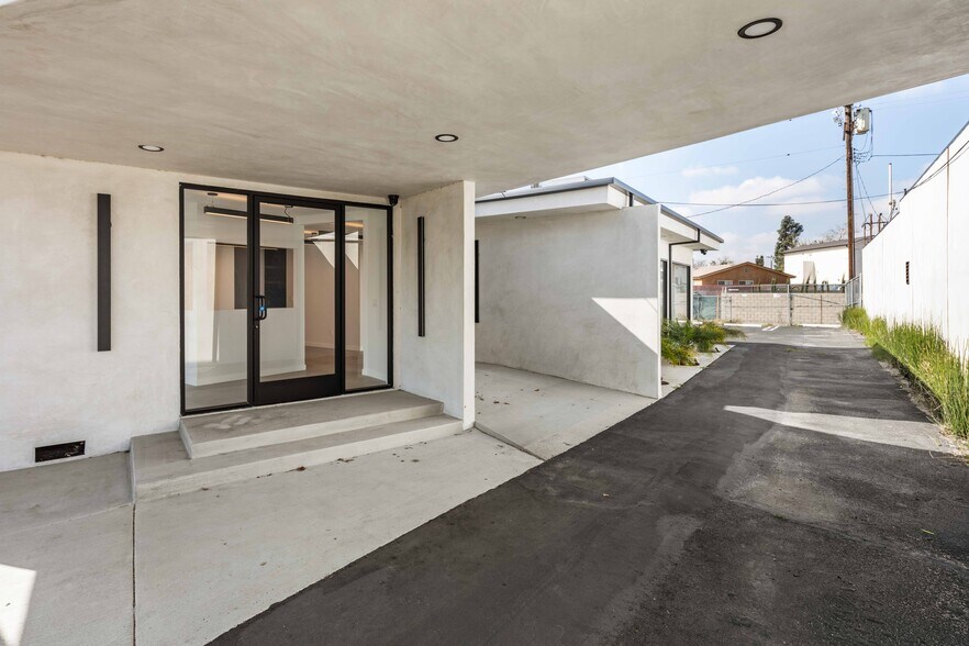 8809 Sunland Blvd, Sun Valley, CA à louer - Photo de l’immeuble – Image 1 sur 23