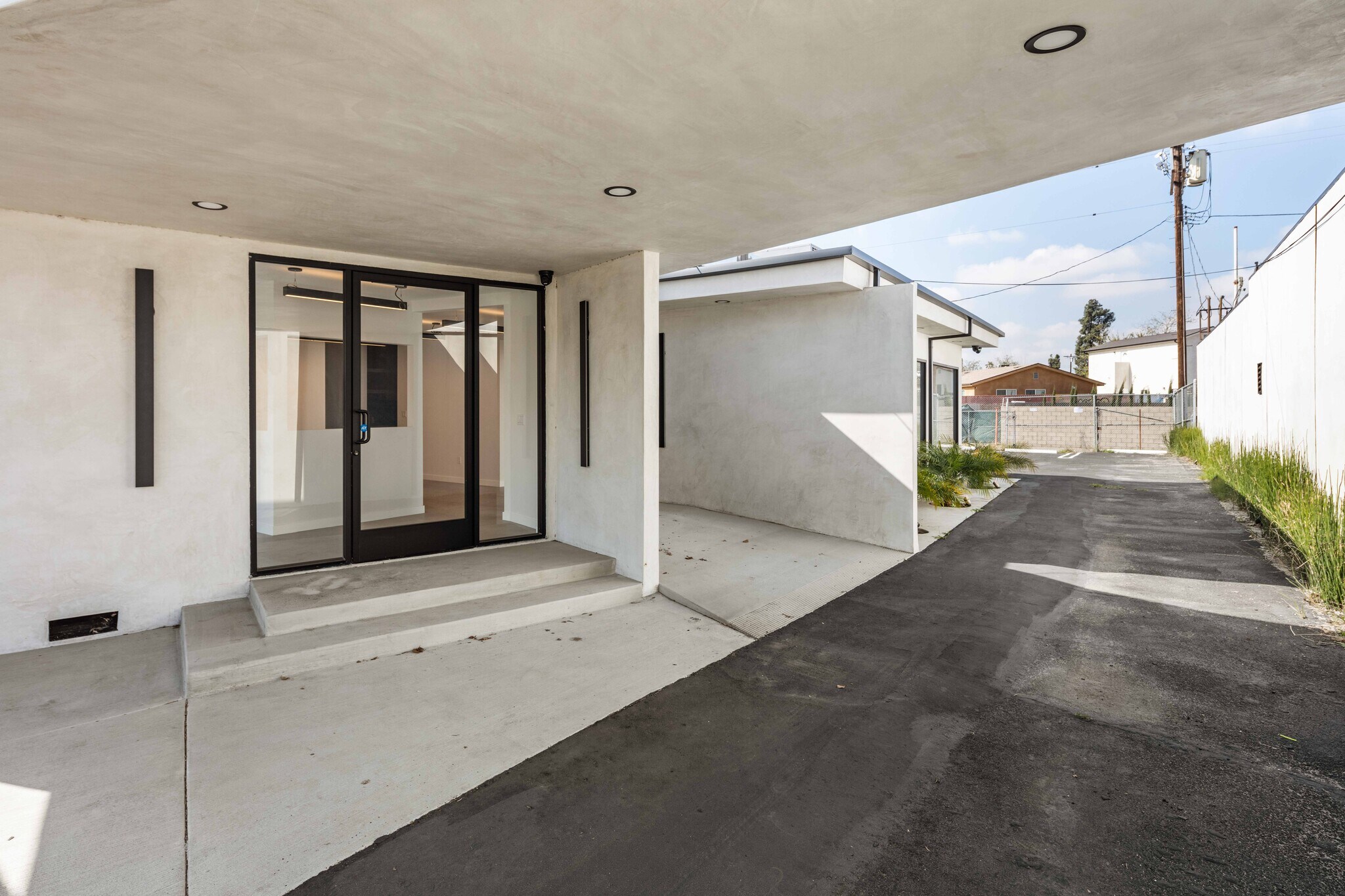 8809 Sunland Blvd, Sun Valley, CA à louer Photo de l’immeuble– Image 1 sur 24
