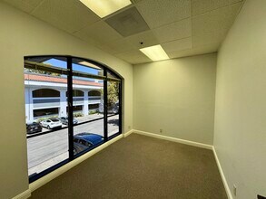4984 El Camino Real, Los Altos, CA à louer Photo intérieure– Image 2 sur 5