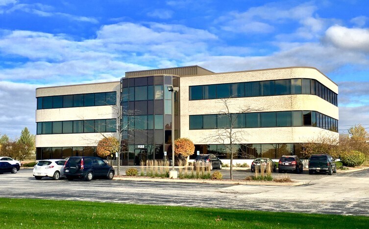 1133 Quail Ct, Pewaukee, WI à louer - Photo de l’immeuble – Image 2 sur 6