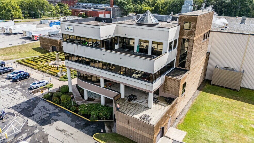 815 Whitney Rd W, Fairport, NY à louer - Photo de l’immeuble – Image 2 sur 16