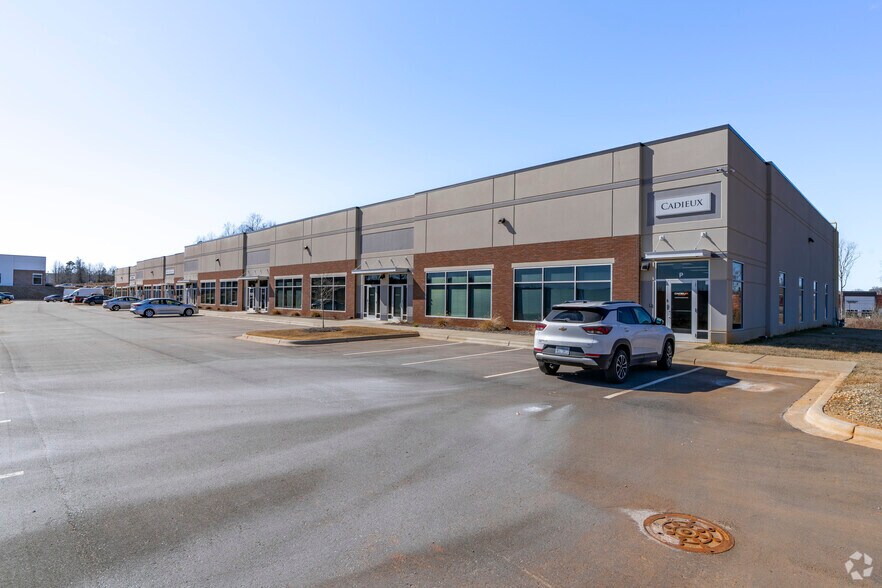 2120 Airport Flex Dr, Charlotte, NC à louer - Photo de l’immeuble – Image 3 sur 4