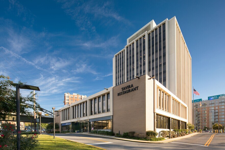 8401 Connecticut Ave, Chevy Chase, MD à louer - Photo de l’immeuble – Image 1 sur 13