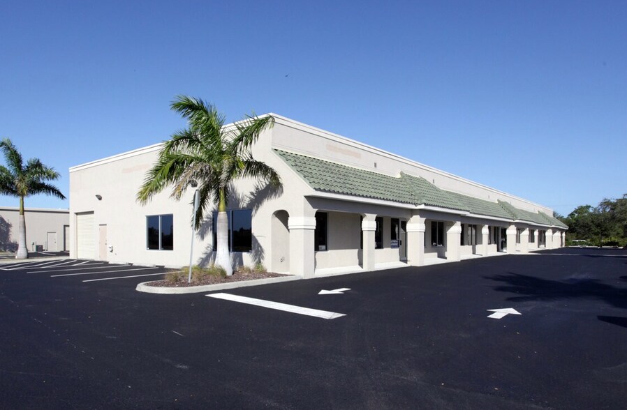 6025 Taylor Rd, Punta Gorda, FL à louer - Photo de l’immeuble – Image 2 sur 4