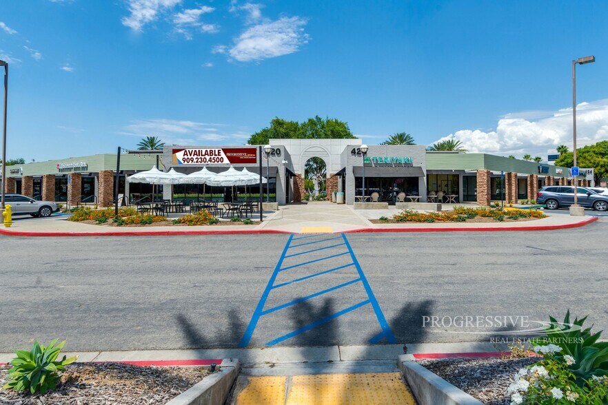 420-424 E Hospitality Ln, San Bernardino, CA à louer - Photo de l’immeuble – Image 3 sur 7